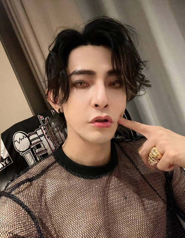 汪东城直播回应私生活传闻 多次强调“包直的”