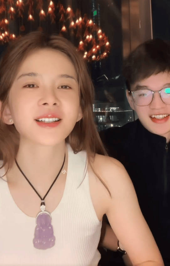 赵樱子直播官宣恋情!小12岁男友真实面貌曝光