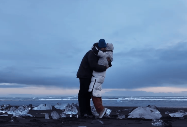 金莎宣布被男友求婚！二人在冰岛拥抱热吻好浪漫