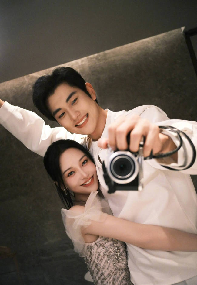 金莎宣布被男友求婚！二人在冰岛拥抱热吻好浪漫