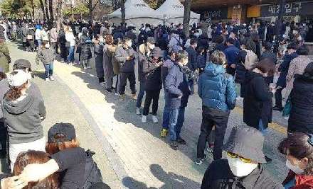 特朗普大言不惭地向韩国求援：能援助一些医疗设备吗？