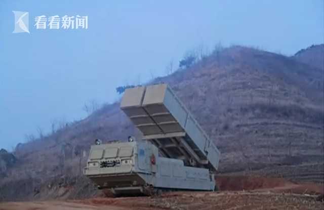 朝鲜官方首曝新武器高清无码照 履带式配两发射管
