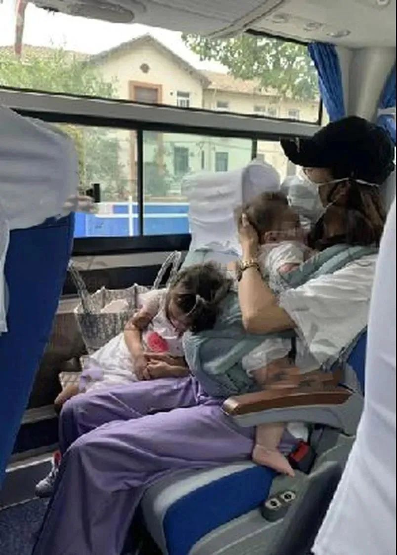 何猷启前妻回娘家贵妇不再…带俩女儿睡大巴，自曝眼睛已哭肿