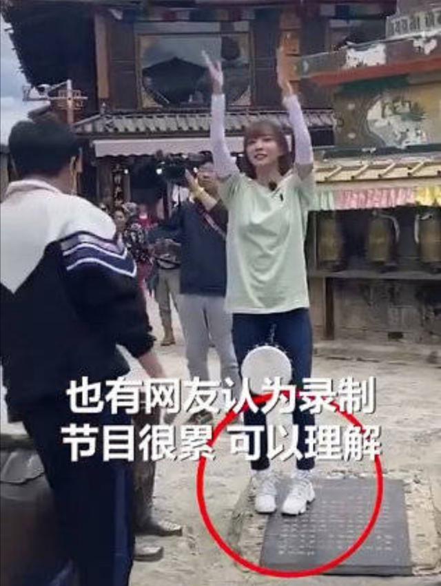 反转了?文旅局回应郭京飞王珞丹坐雕塑:不是文物,可以坐