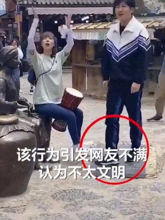 反转了?文旅局回应郭京飞王珞丹坐雕塑:不是文物,可以坐