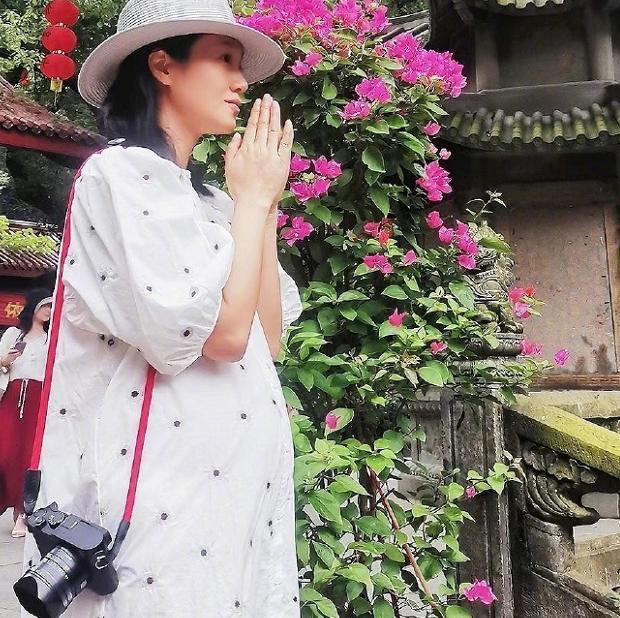 朱丹素颜寺庙祈福，怀孕不足五月肚大如箩