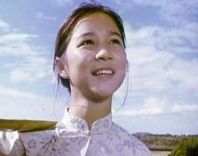 蔡明曾经有多美？12岁出道一举成名，老公为追她写100封情书