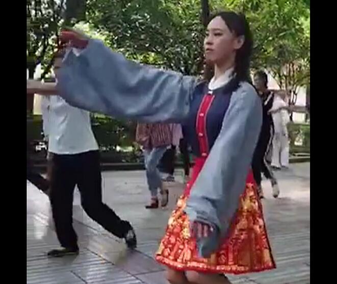 飒！峨眉弟子穿运动汉服教武术 被路人赞叹像周芷若