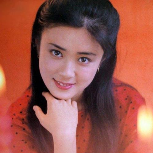 蔡明曾经有多美？12岁出道一举成名，老公为追她写100封情书