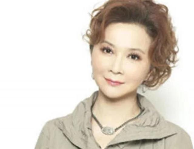 蔡明曾经有多美？12岁出道一举成名，老公为追她写100封情书