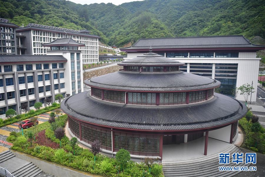 学校建漂亮点本无错，为何这所“豪华中学”让人困惑？