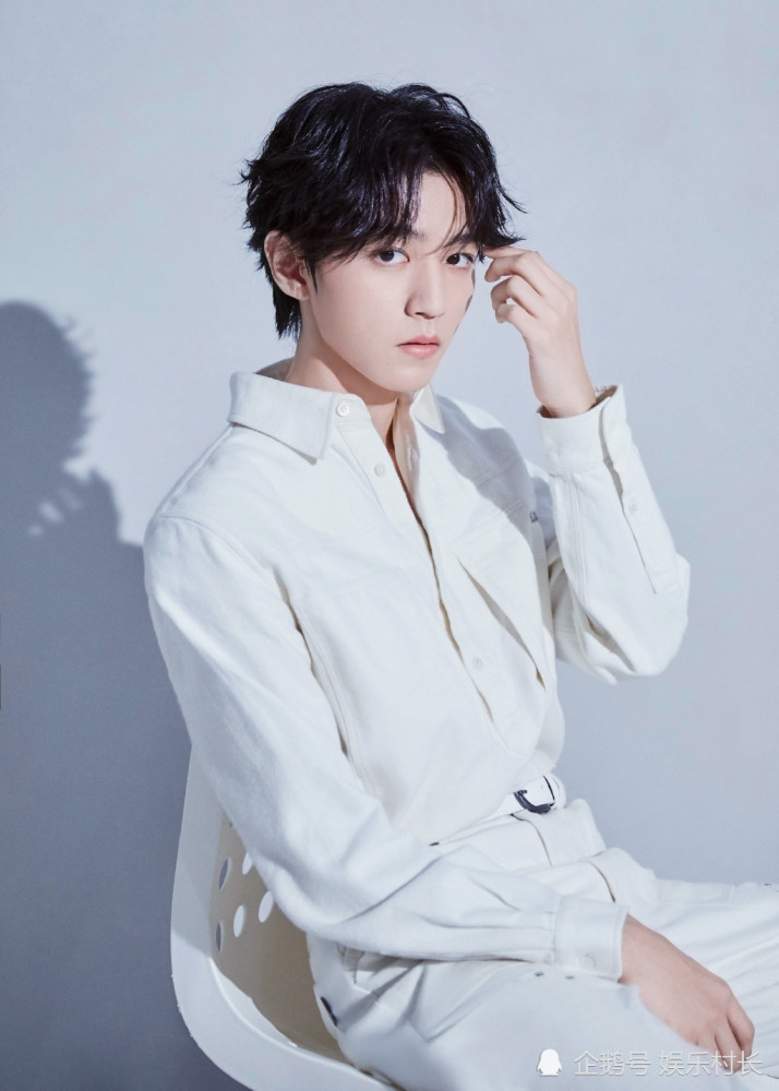 静待真相!王俊凯单曲封面设计师否认抄袭 将起诉易烊千玺粉丝？
