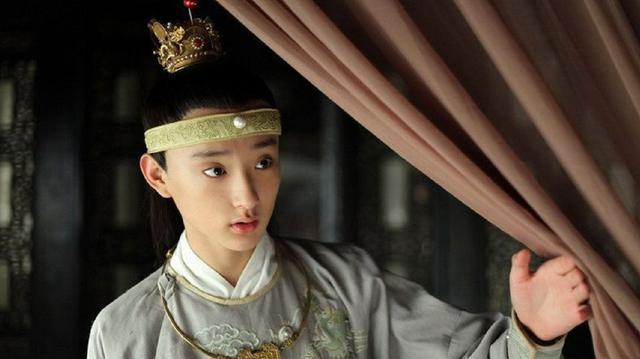 于小彤陈小纭宣布分手， “姐弟恋”维持一年半遗憾收场