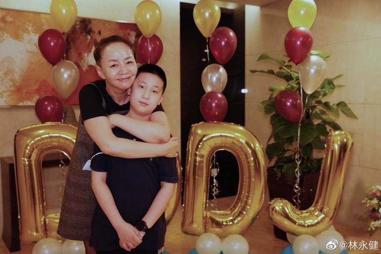 【潇洒的白云】宋丹丹60岁生日宴众星云集 从25日起就正式退休了