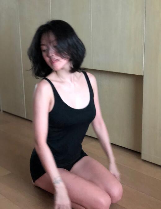 小S大女儿敷面膜玩滑板又美又飒,14岁许曦文身高超过妈妈