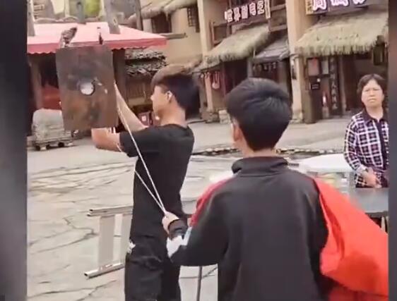 不倒翁倒了！演员表演不倒翁时设备突然断裂 女演员众目睽睽之下重摔