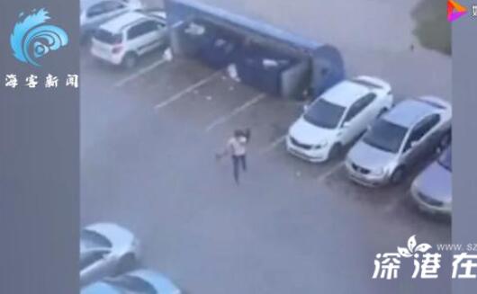 闭嘴吧你！吵架吵不过将女朋友扔垃圾桶 一天一个单身小技巧（16）