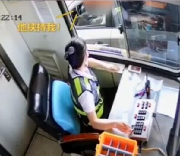 后怕！女子被家暴高速收费站求助获救，遇到家暴应该怎么做？