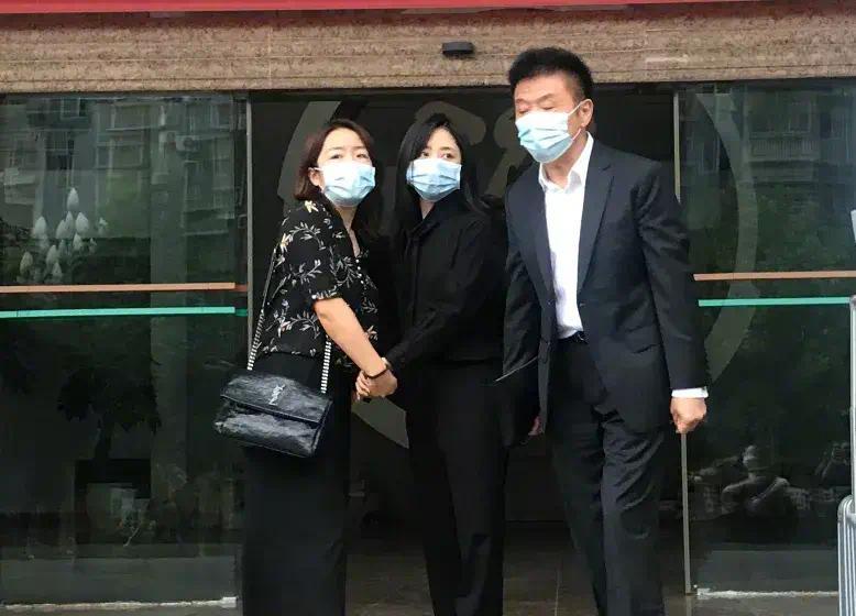 明星不能维权了?谭松韵与撞死母亲司机是小学同学,撞人被告却神隐