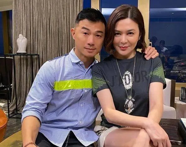 越老越潇洒!关之琳深夜KTV聚会,被鲜肉揽肩包围