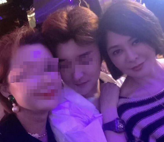 越老越潇洒!关之琳深夜KTV聚会,被鲜肉揽肩包围