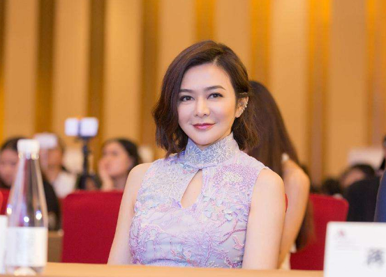 越老越潇洒!关之琳深夜KTV聚会,被鲜肉揽肩包围