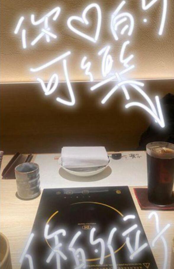 【台湾男星黄鸿升去世】许玮甯同学聚会为黄鸿升留位置 还点了他最爱的饮料