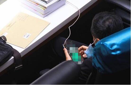泰国议员开会时看裸女照10分钟 泰下议院议长回应