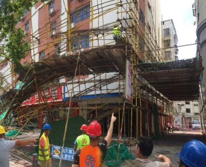 【突发】福建泉州8层楼高脚手架倒塌一人受伤 现场一片狼藉