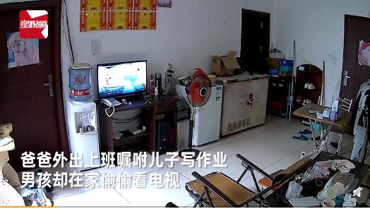 笑喷了!男孩偷看电视听到车声秒拔电源 爸爸推门瞬间亮了!