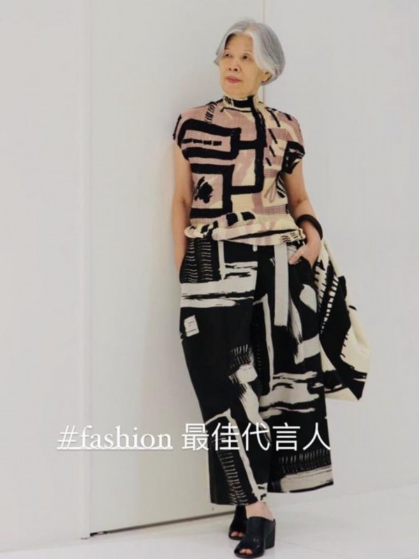 冲上热搜！周杰伦妈妈好会穿 完全可以走秀场了！