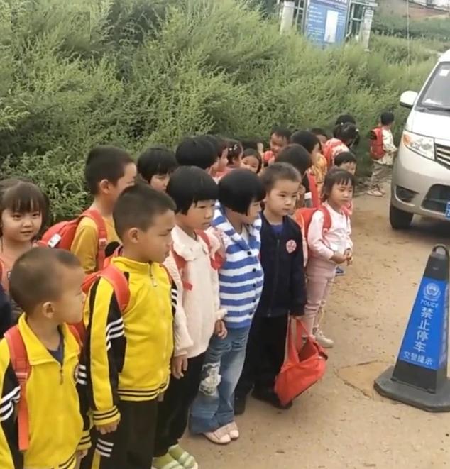 7座小车塞进33名幼童当校 为什么黑校车屡禁不止?