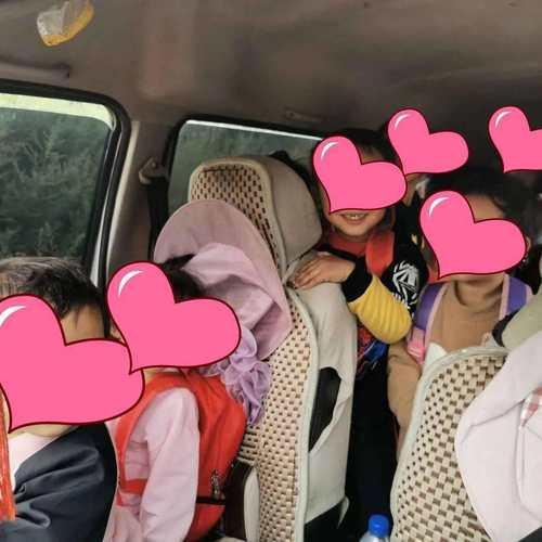7座小车塞进33名幼童当校 为什么黑校车屡禁不止?