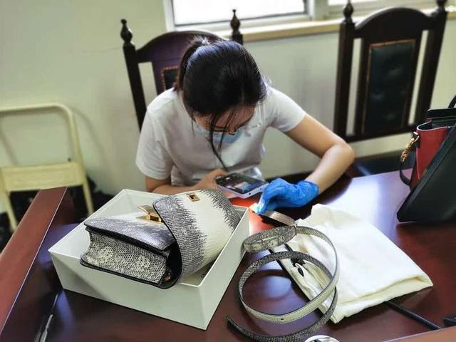 90后女出纳入职一年贪720余万 购买奢侈品高档消费挥霍一空
