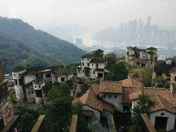 远看阴森森的!重庆南山豪华别墅群变鬼城,低价拍卖无人问津