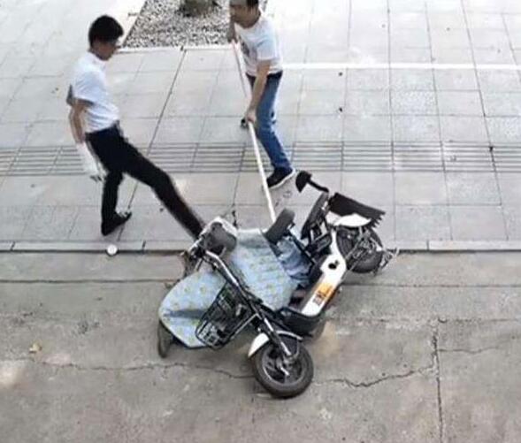【见义勇为】男子持刀伤人路边店主挺身而出