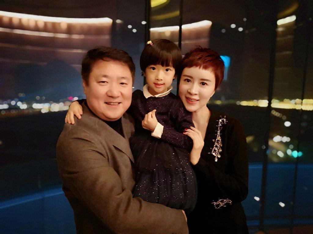 密谋大事?章子怡汪峰约刘强东夫妇,于冬金巧巧罕见随行作陪