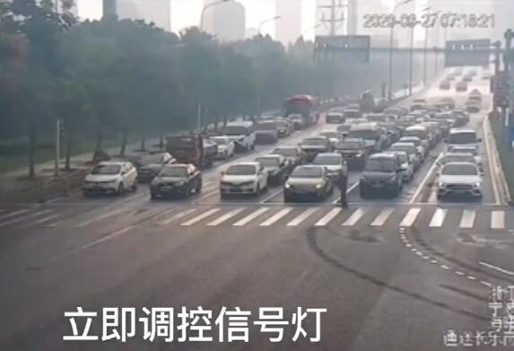 为你按下暂停键！绿灯为过马路老人多亮了97秒