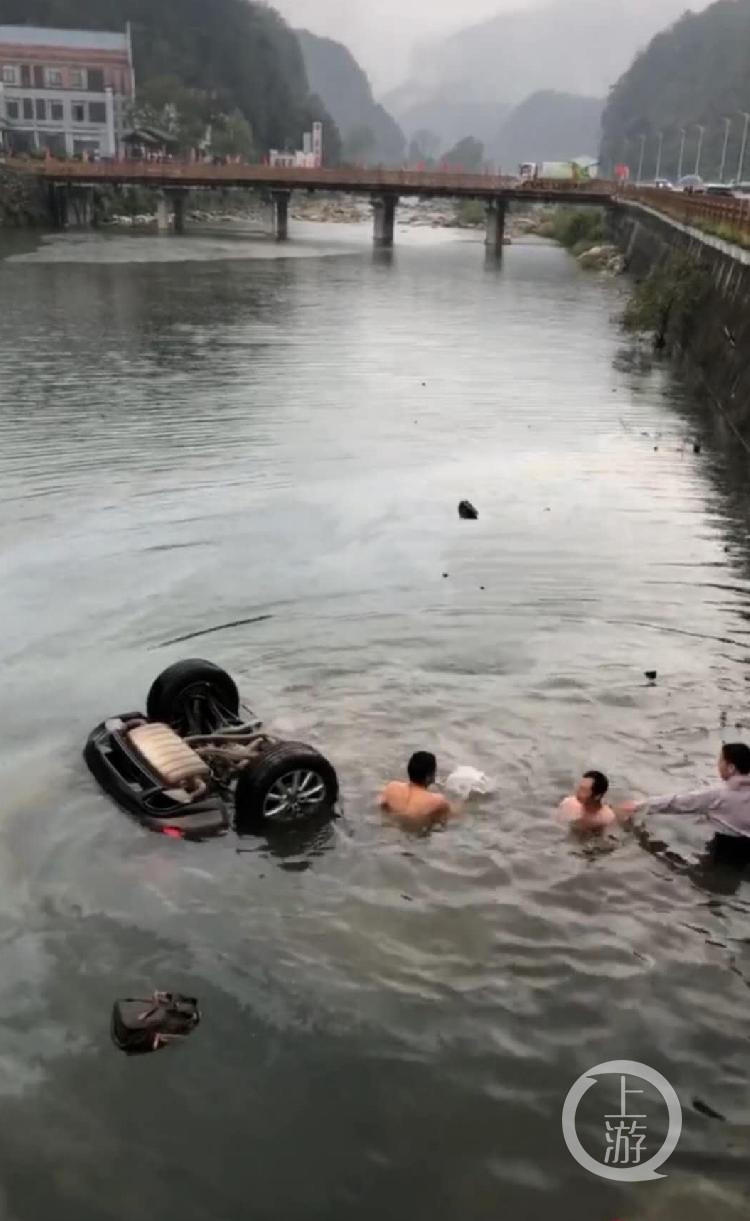 突发!武汉一副区长自驾游坠河身亡 副区长倪某一行7人分乘2车