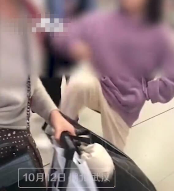 身正为范！因上错地铁女孩脚踹妈妈 网友：缺少社会毒打