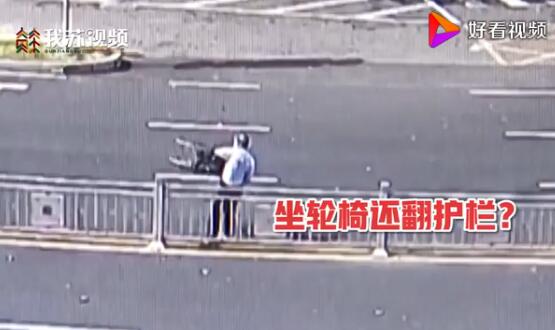 看傻眼！大爷坐轮椅横穿马路翻护栏 您的腿脚这不是挺好的吗