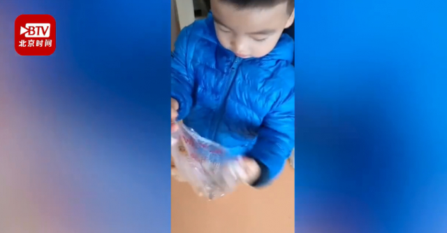 萌娃裤兜装油条带回家给爷爷吃 暖萌暖萌的小可爱！