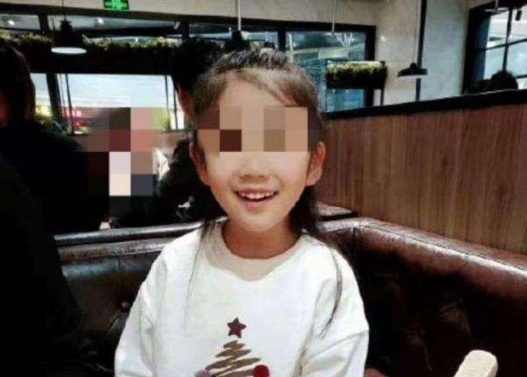 令人发指!6岁女童遭生母及其男友残忍虐待,抚顺市回应6岁女童受虐案