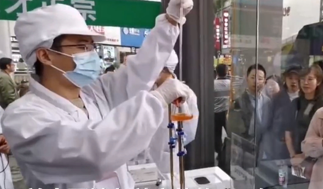 我要去打卡!首个辣条博物馆在长沙开馆 市民近距离了解辣条