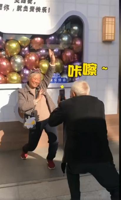 想要的幸福!老爷爷下蹲20分钟给奶奶拍照 只为给老伴儿拍出大长腿