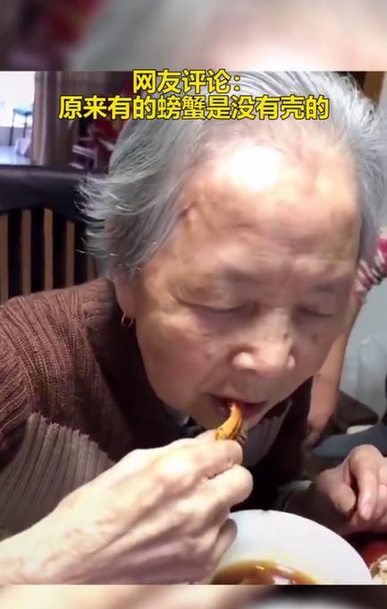 想要的幸福!老爷爷下蹲20分钟给奶奶拍照 只为给老伴儿拍出大长腿