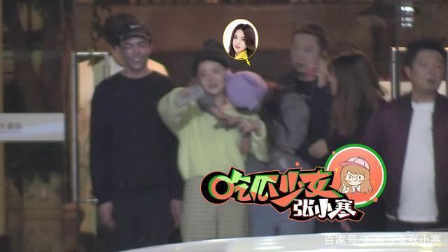 被黑衣大哥背上车！杨超越醉酒后撒泼大喊“爸爸妈妈”