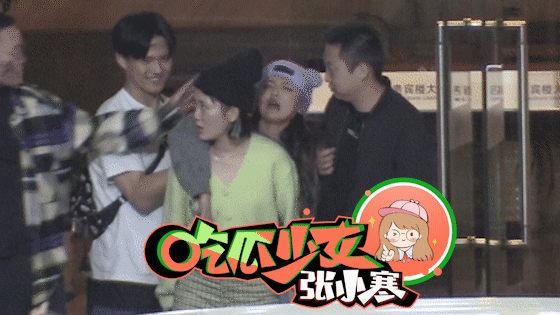 被黑衣大哥背上车！杨超越醉酒后撒泼大喊“爸爸妈妈”