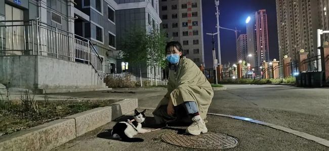 【心疼又好笑】女孩每天狂奔踩点上班被老板拍下,为了不迟到够拼的