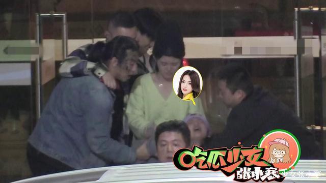 被黑衣大哥背上车！杨超越醉酒后撒泼大喊“爸爸妈妈”